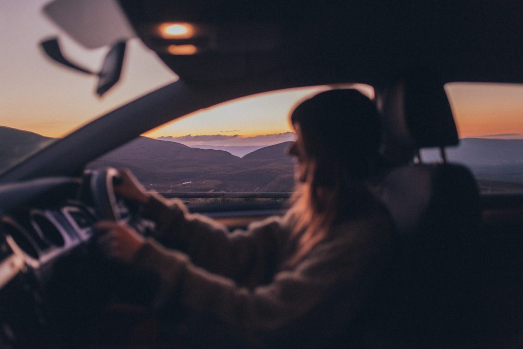 mujer conduciendo su auto